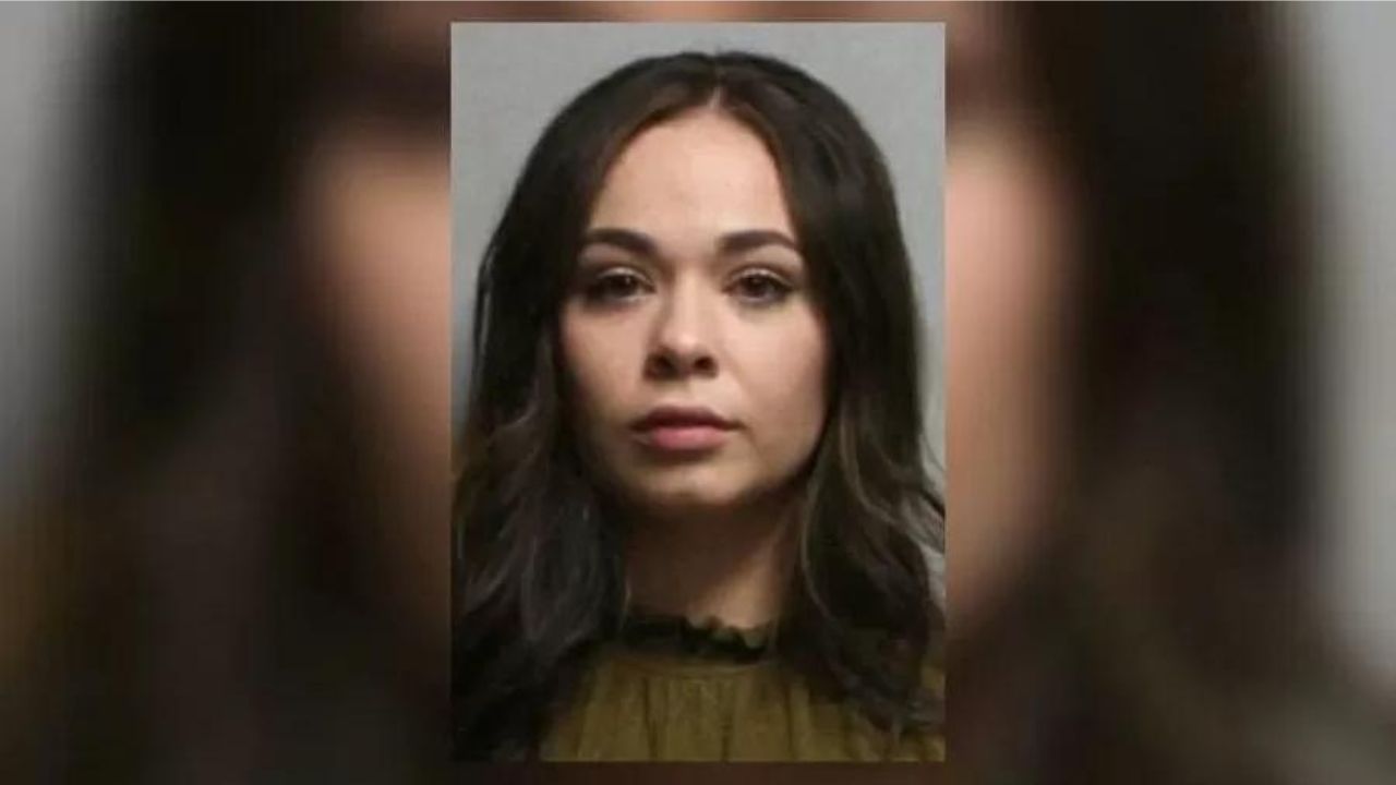 Professora é presa após manter relações sexuais e enviar fotos íntimas a alunos