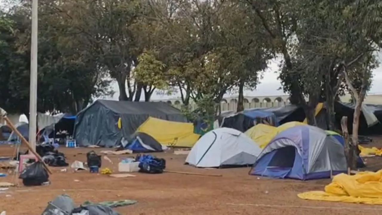 Acampamento é desmontado e cerca de 1200 bolsonaristas são levados à PF, em Brasília