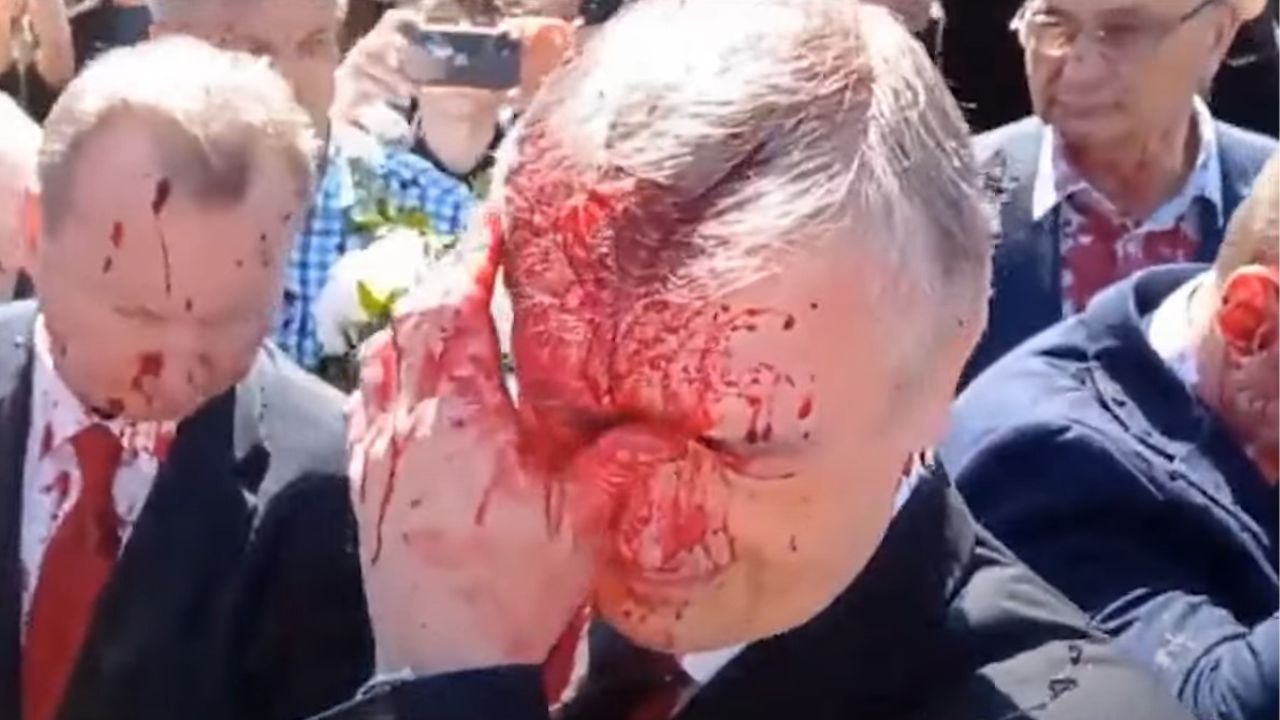 Vídeo: Manifestantes jogam tintas em embaixador russo na Polônia