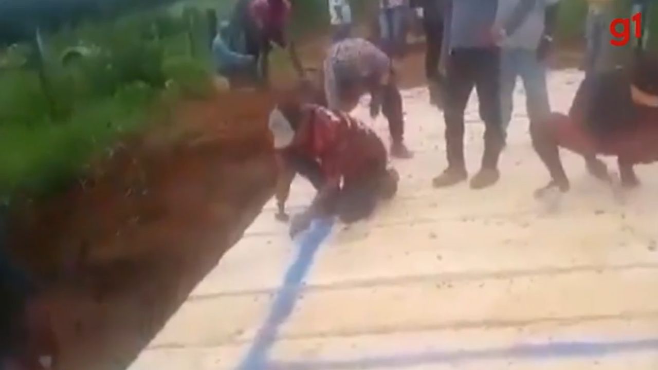 Mandou ‘fazer o L’: Moradores reconstroem ponte após suposta recusa de prefeito