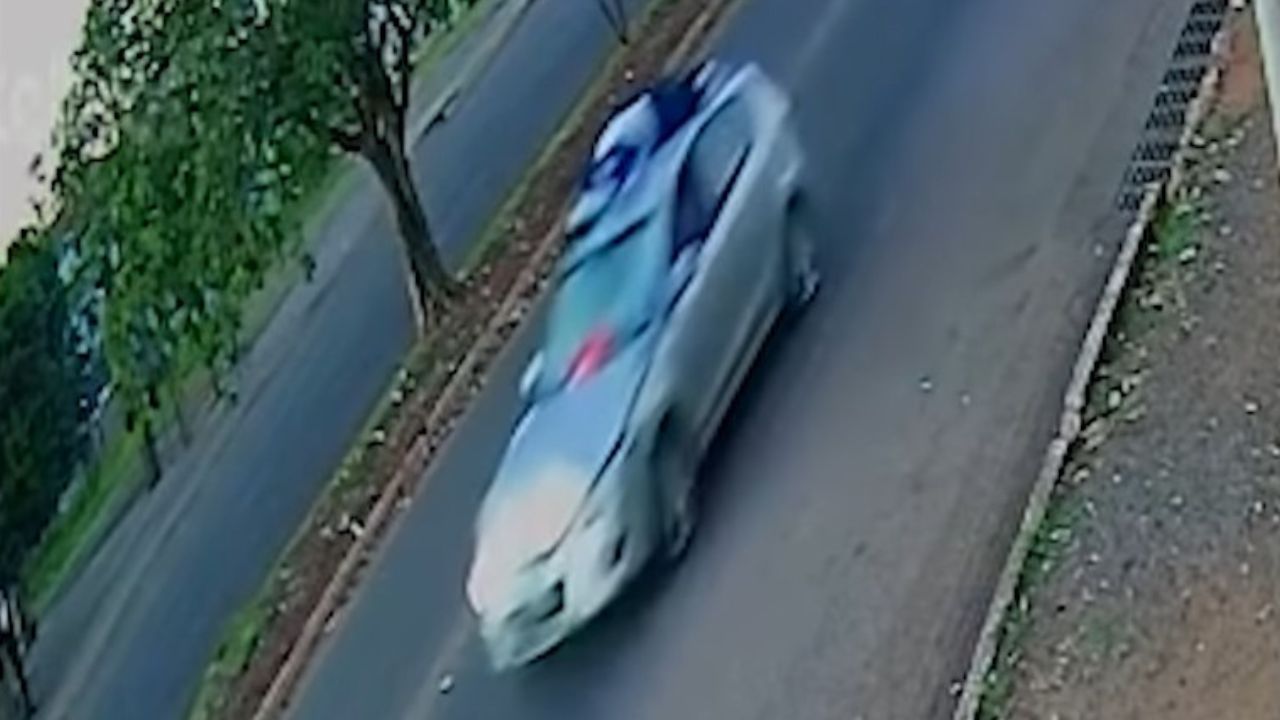 Câmeras registram mulher arrastada em cima de carro após atropelamento