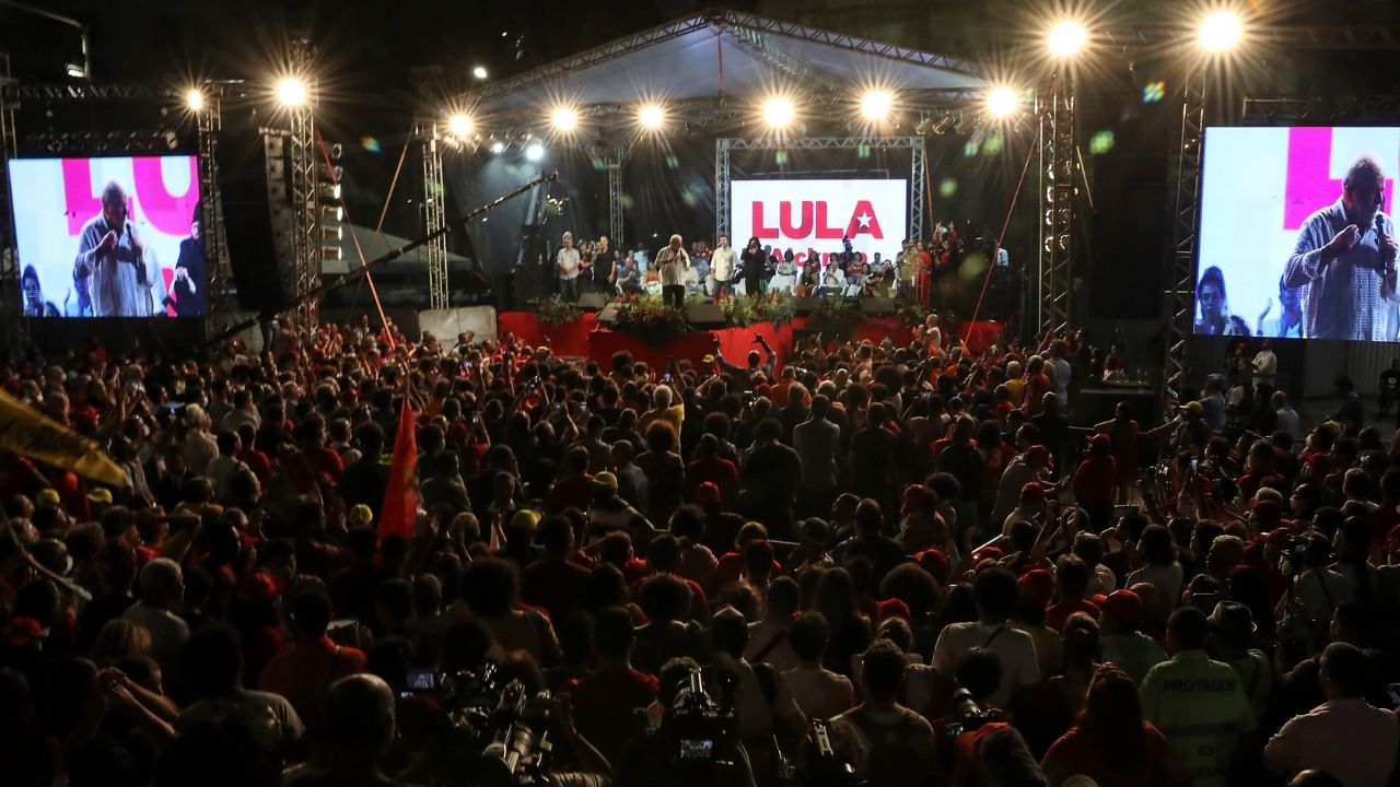 Vídeo: Bomba com fezes é jogada em evento de Lula e Alckmin no Rio de Janeiro