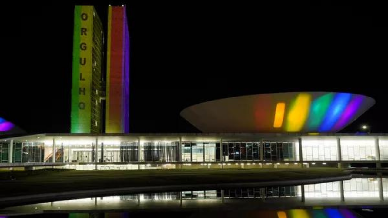 No dia do orgulho LGBTQIA+, Congresso é iluminado com as cores do arco-íris