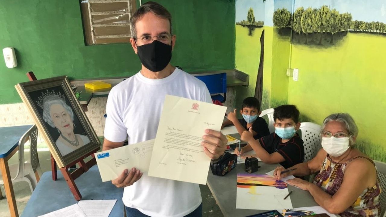 Artista brasileiro recebe carta de agradecimento em nome da rainha Elizabeth II
