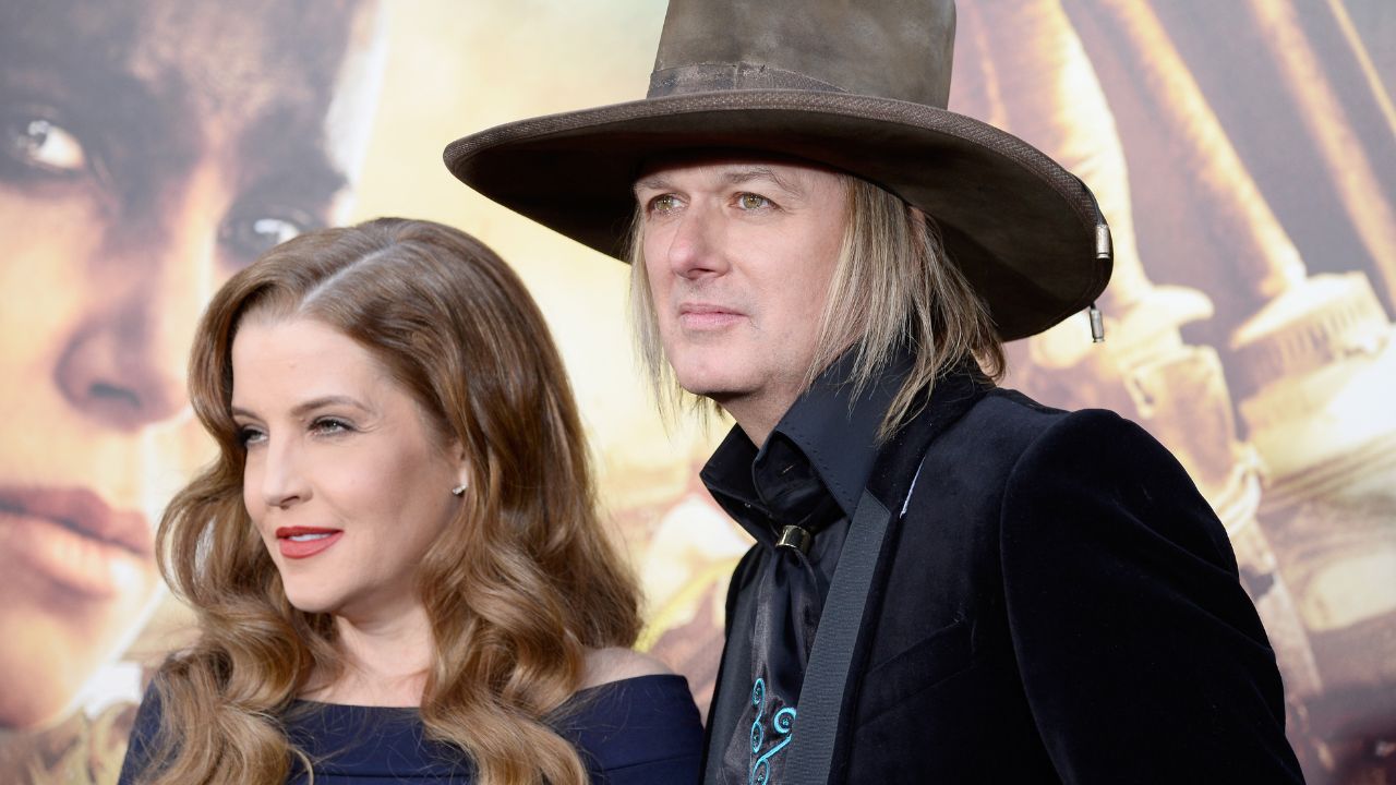 “Mundo virou de cabeça para baixo”, diz ex-marido de Lisa Presley