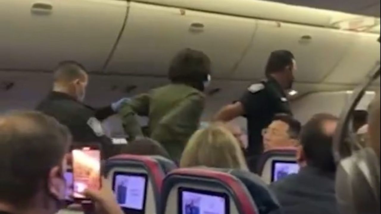 Vídeo: Avião faz pouso de emergência após brasileiro agredir comissária e passageiro
