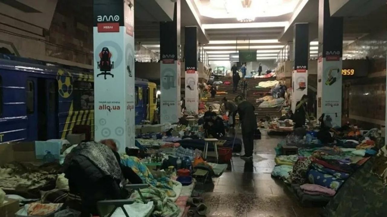 Refugiada em metrô ucraniano desbafa: ‘Por que você faz isso Putin?’