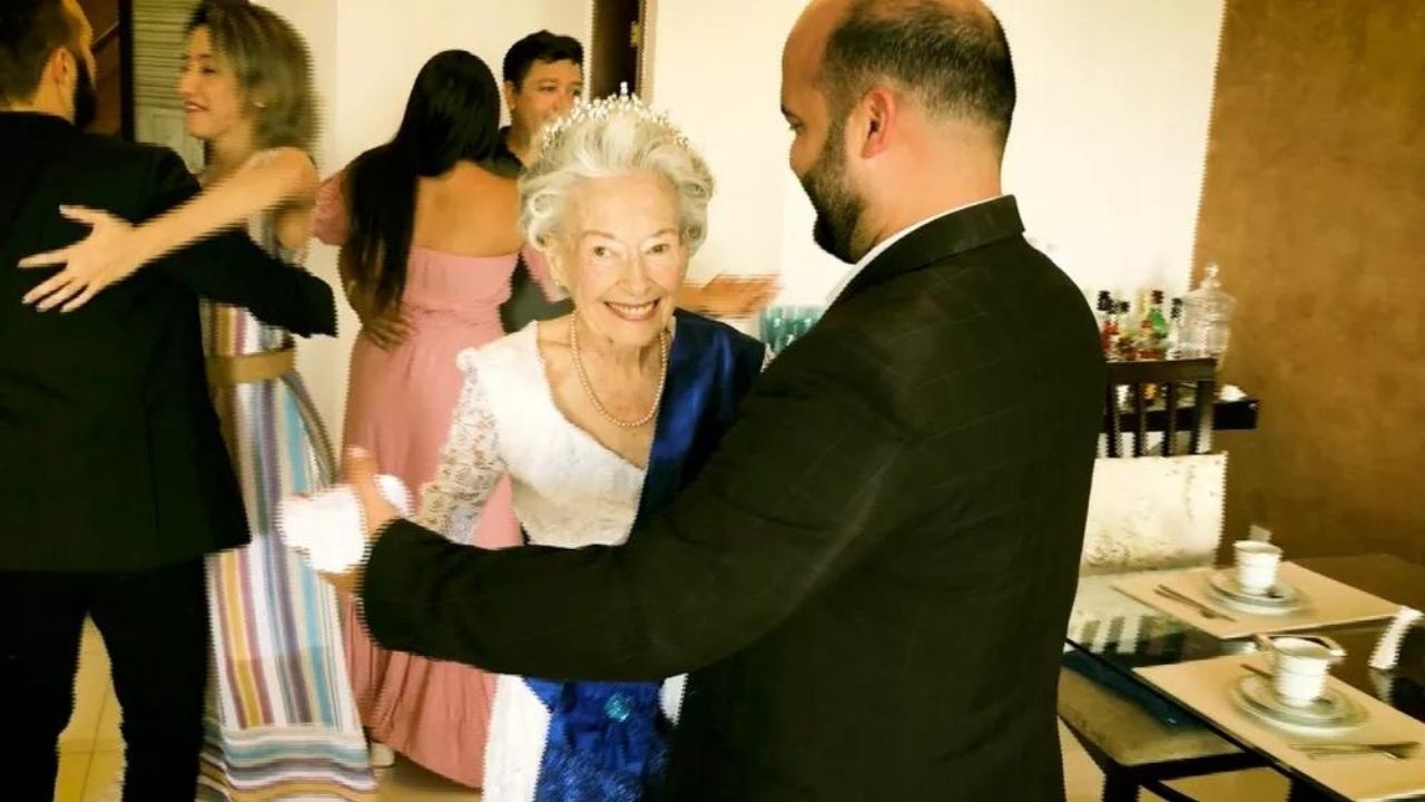 Rainha Elizabeth do Brasil? Idosa reproduz roupa presente em boneca da monarca