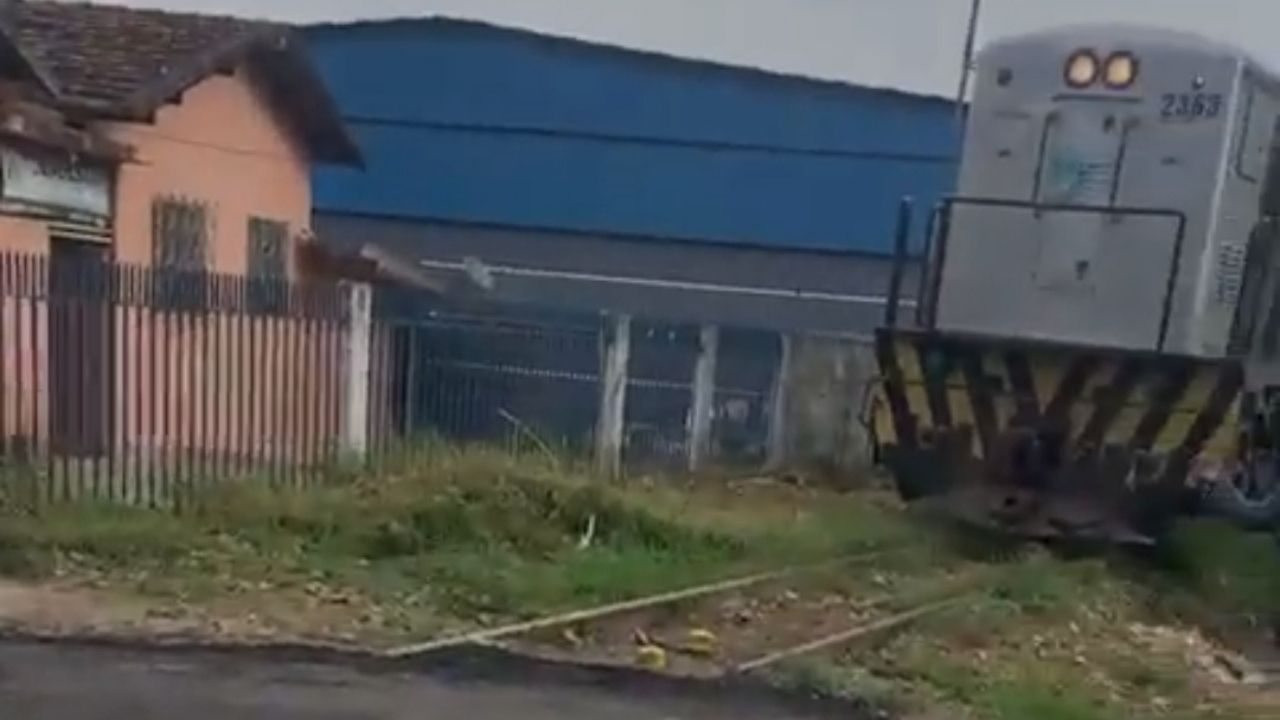 Vídeo: Prefeitura asfalta ferrovia e vira motivo de piada