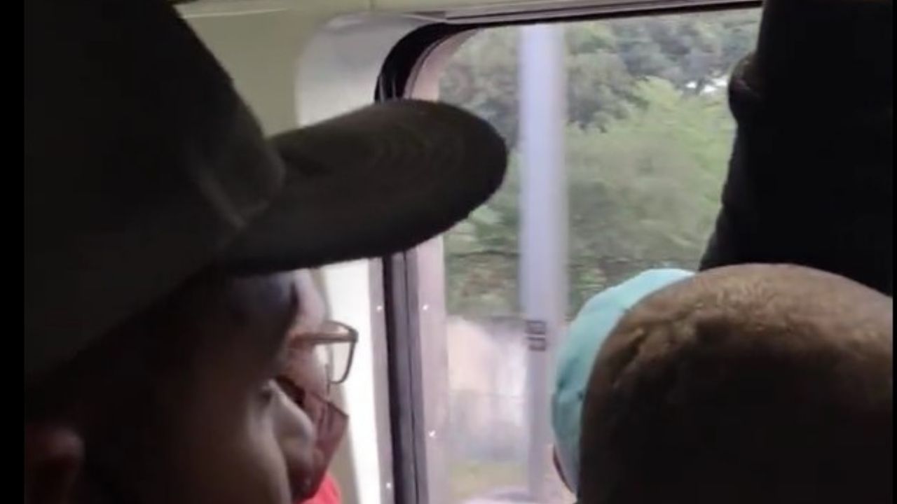 Vídeo: Trem com defeito circula com porta aberta em SP