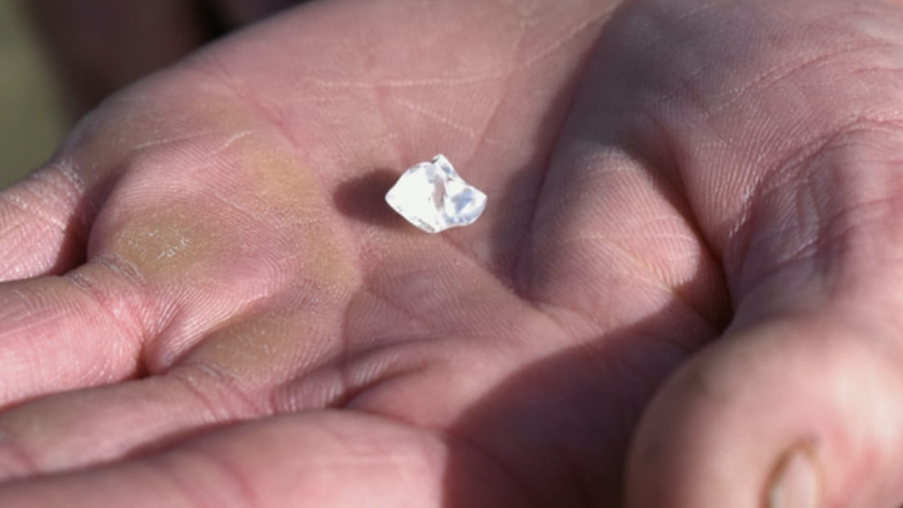 Homem encontra diamante em visita a parque: ‘Pensei que era vidro’