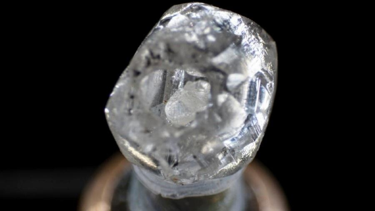 Na Índia, diamante é encontrado dentro de outro e tem valor inestimável