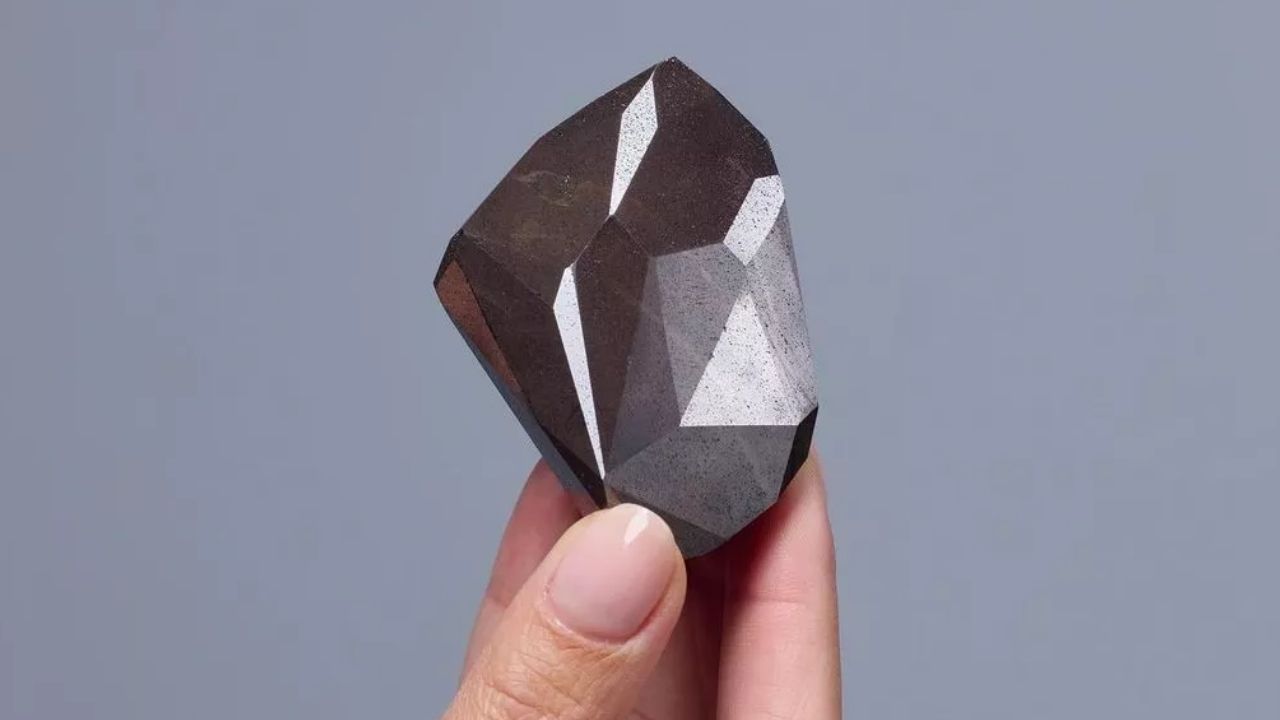 Diamante de possível origem extraterrestre irá a leilão