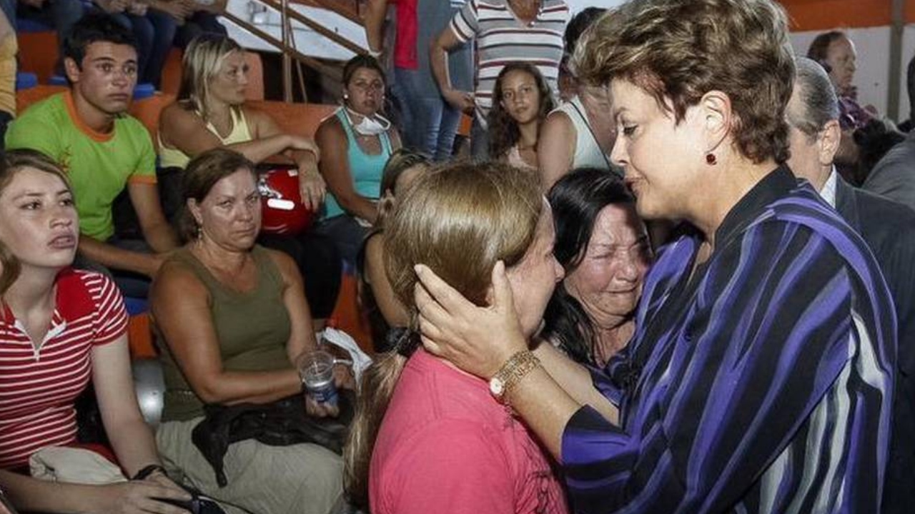 Compromissos cancelados e visitas: A postura de Dilma Rousseff após a tragédia da boate Kiss