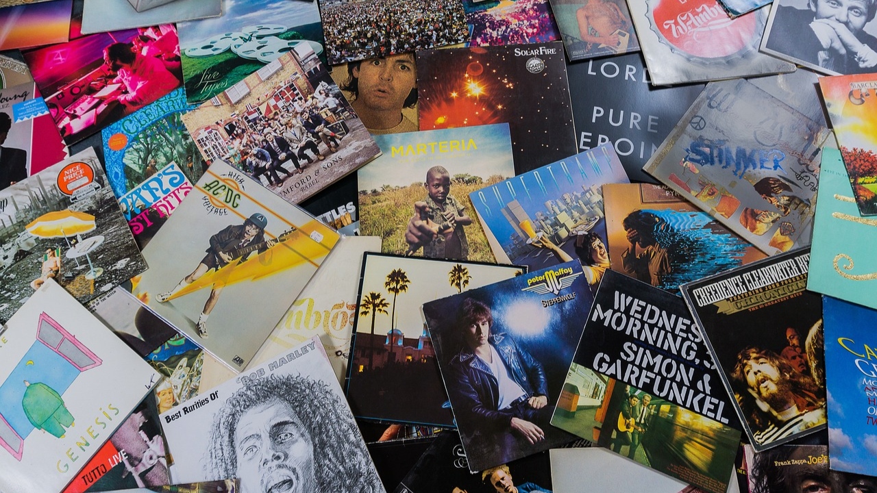 Pela primeira vez desde 1987, discos de vinil vendem mais que CDs nos EUA