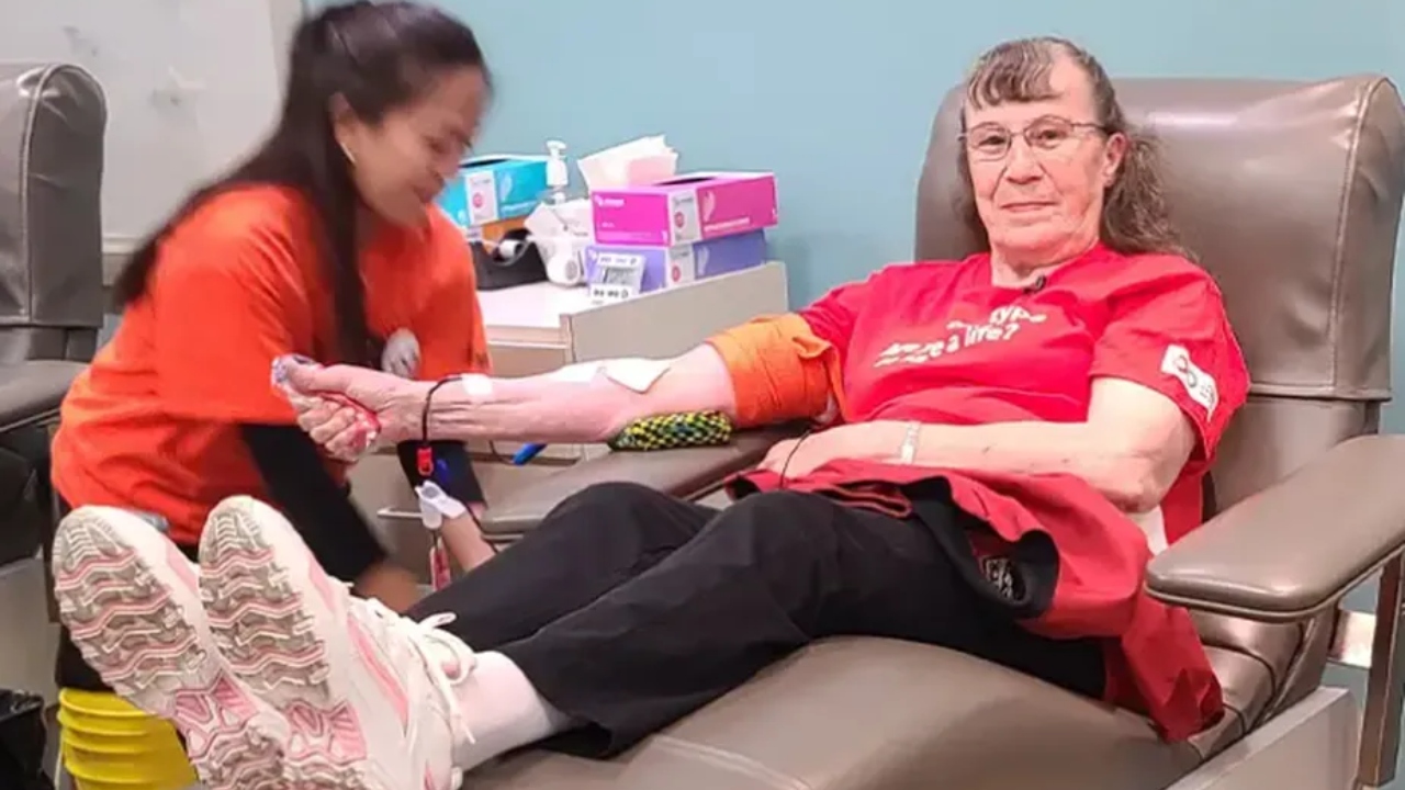 Canadense de 80 anos bate recorde ao doar sangue mais de 200 vezes