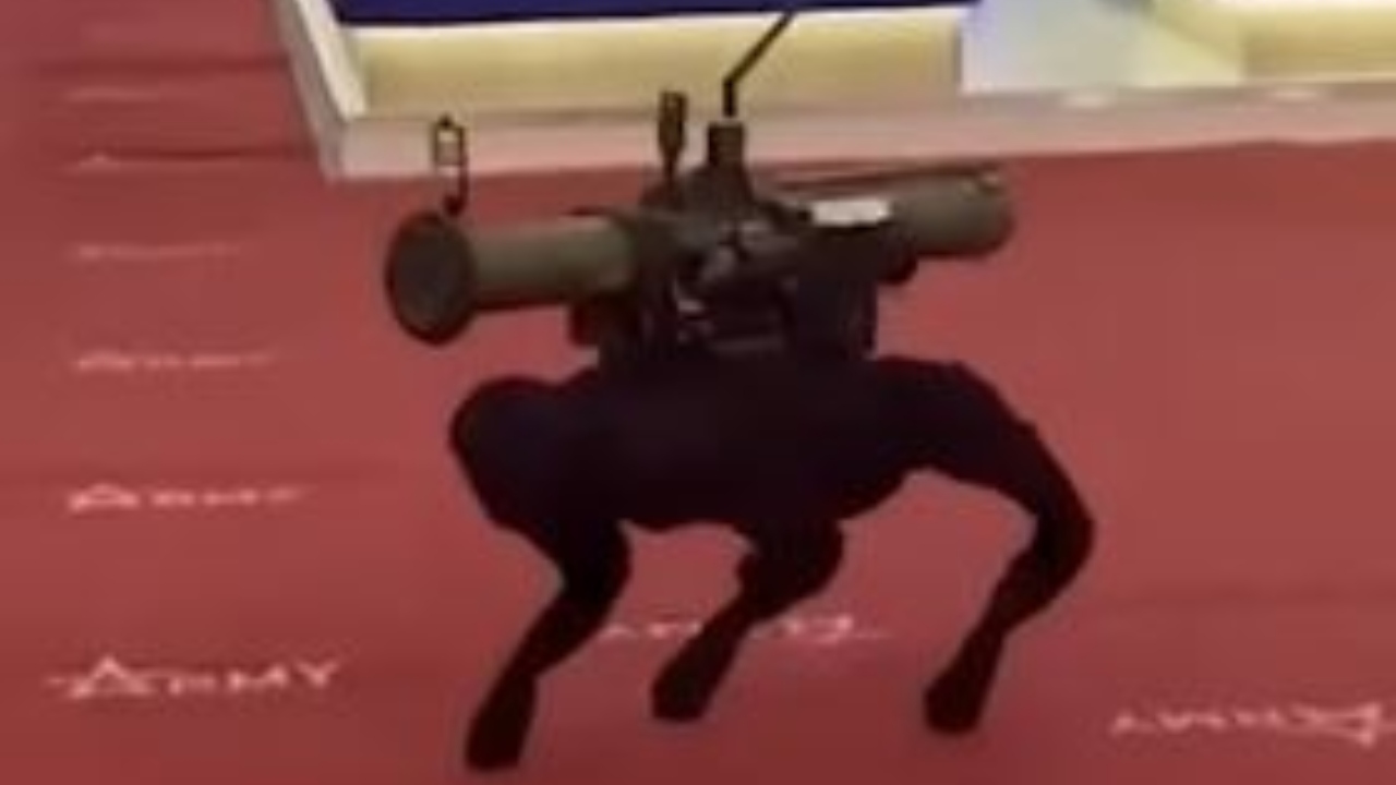 Cão robô capaz de lançar foguetes é apresentado em convenção na Rússia
