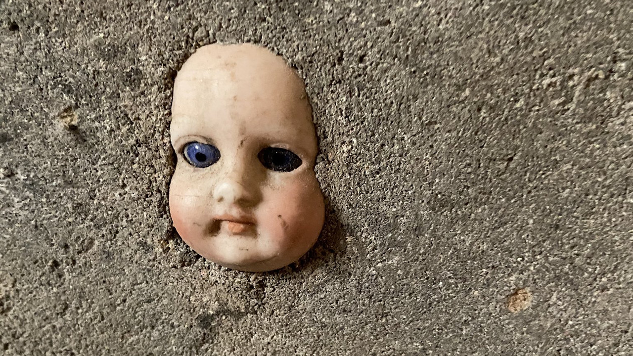 Americana encontra cabeça de boneca encravada em parede de porão