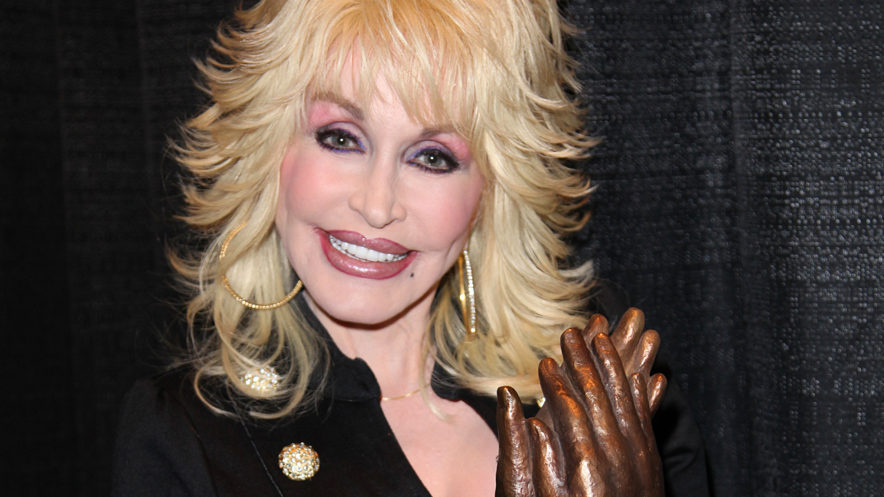 Dolly Parton anuncia nova música, que deve ser lançada só em 2045
