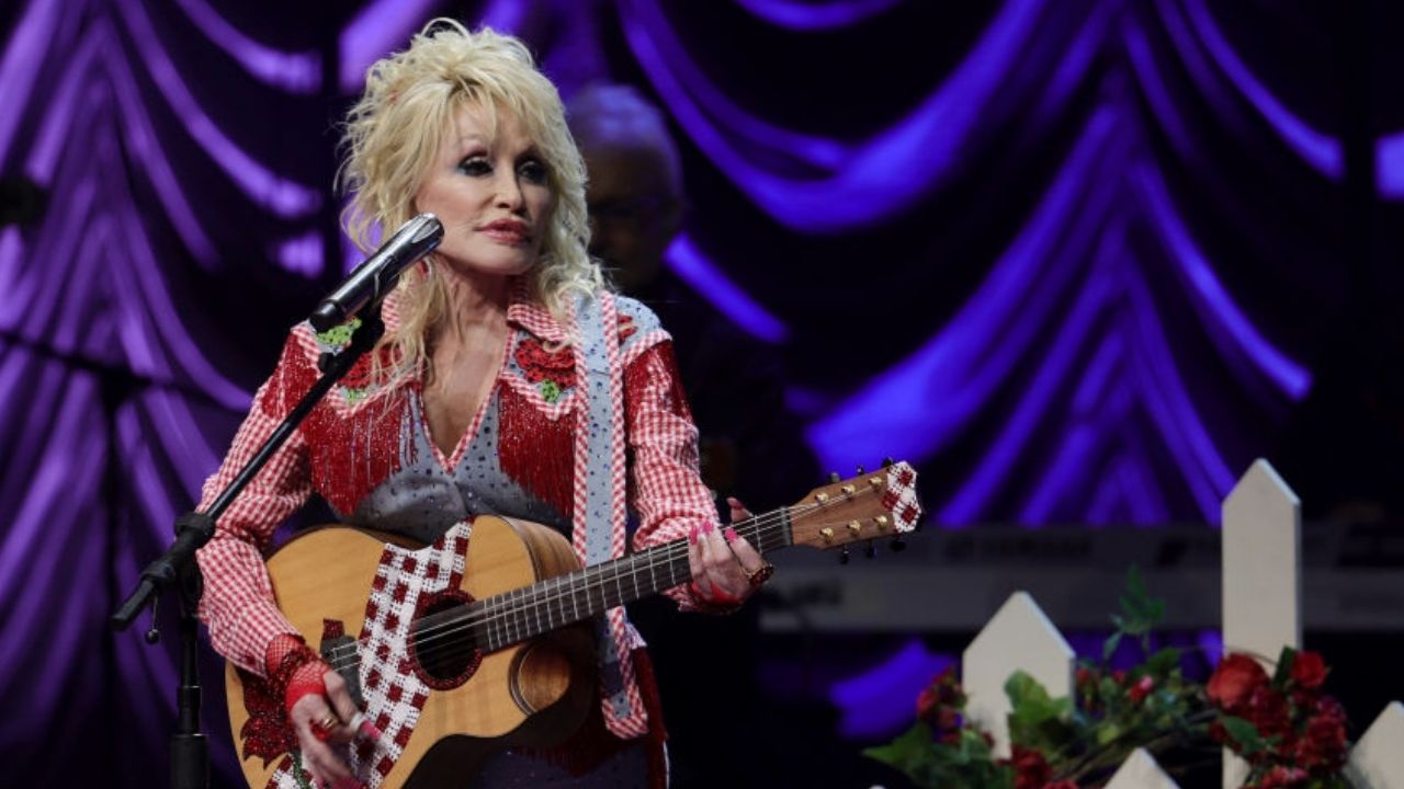 Dolly Parton ainda se comunica por fax, revela cantora