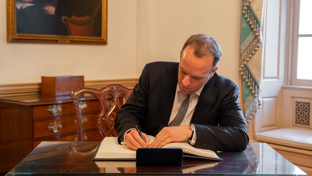“Símbolo de subordinação”: Ministro britânico critica gesto de protestos antirracistas
