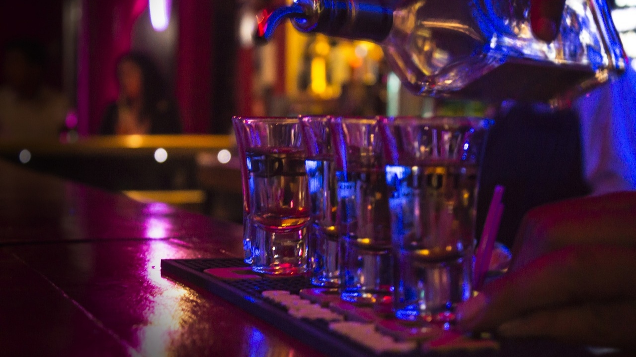 Após ingerir 22 doses de drink em 90 minutos, turista morre em boate