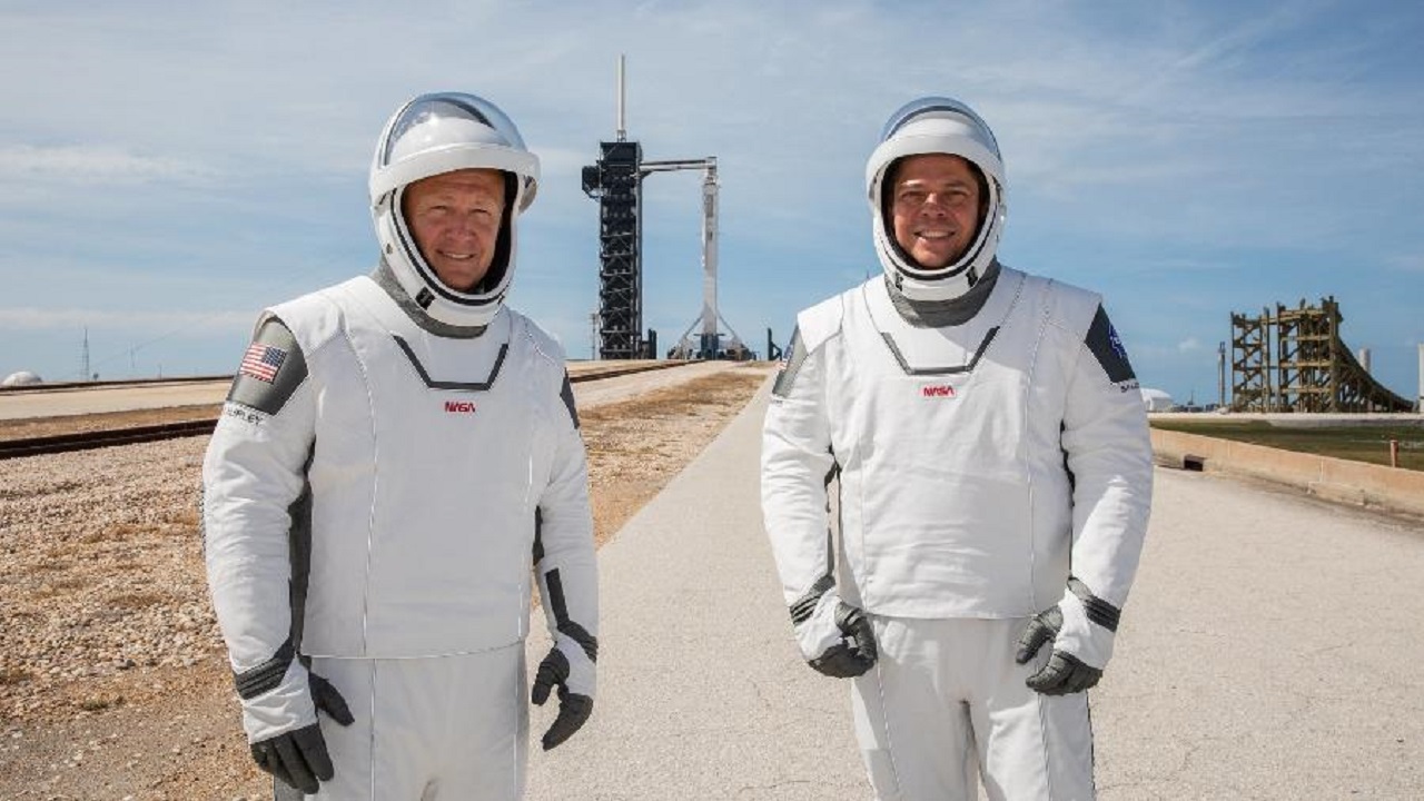 Após pousarem no oceano, astronautas da Nasa passaram trotes enquanto aguardavam resgate