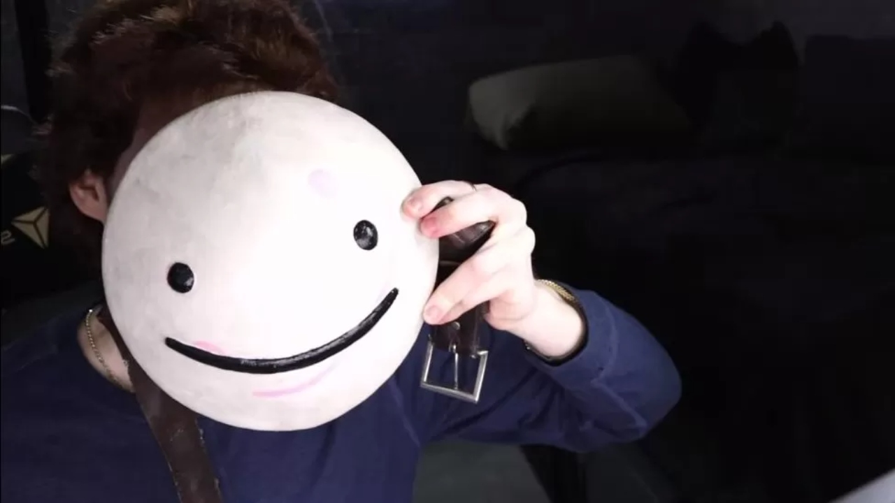 Após conquistar 30 milhões de seguidores no anonimato, youtuber revela rosto e viraliza