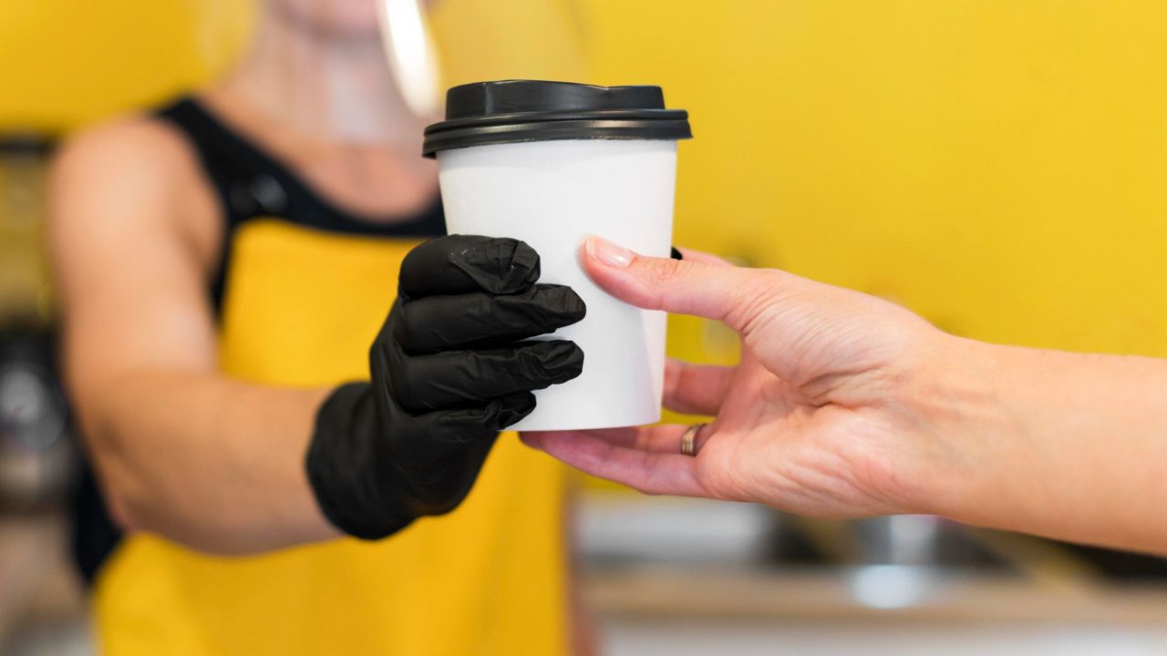 Canadá: Idosa processa cafeteria após ficar ‘desfigurada’ por conta de chá quente