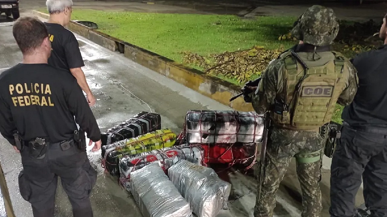 300 quilos de cocaína são encontrados em casco de navio no litoral paulista