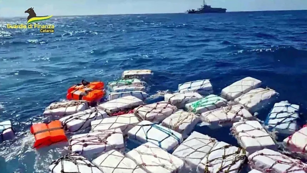 Itália: Quase 2 toneladas de cocaína são encontradas boiando no mar pela polícia local