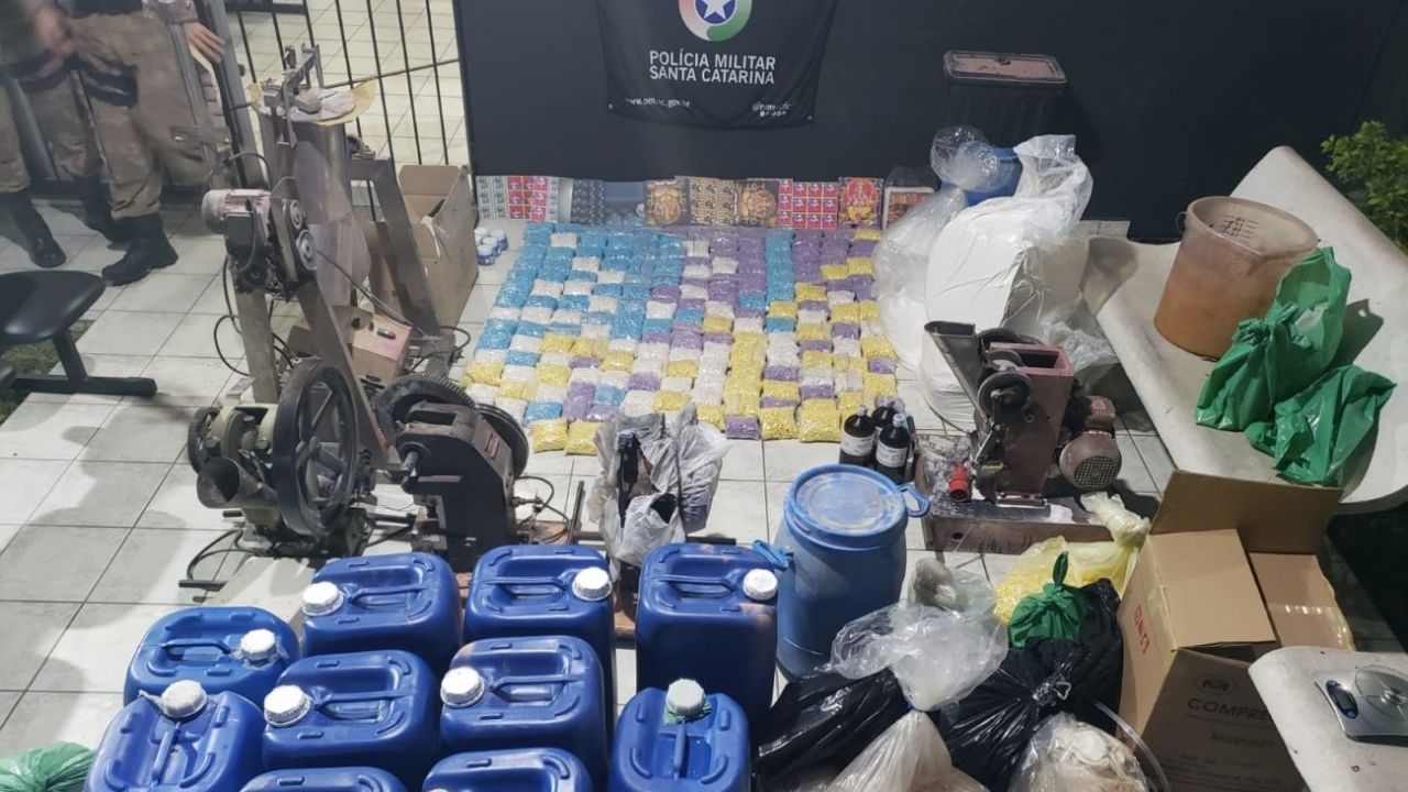 ‘Laboratório’ de drogas com mais de 200 mil comprimidos de ecstasy é desmontado em Santa Catarina