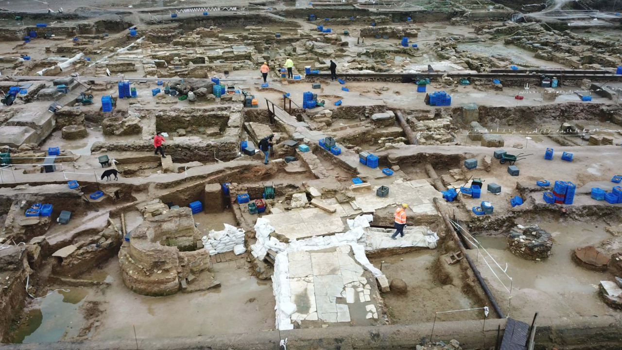 Estrutura de mármore misteriosa é desenterrada na Turquia