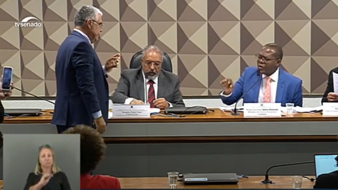 “Feto de plástico”: Silvio Almeida nega item que Eduardo Girão tentou dar a ele