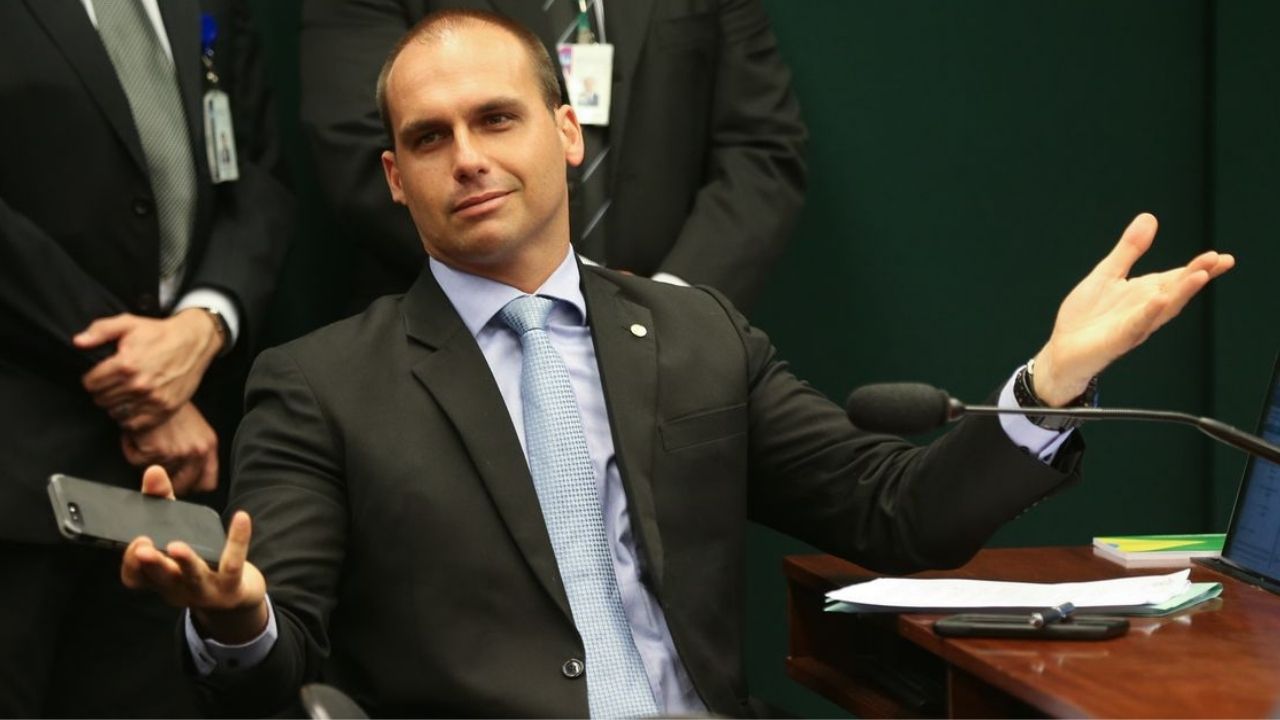 Eduardo Bolsonaro anuncia pretensões de combater passaporte da vacina