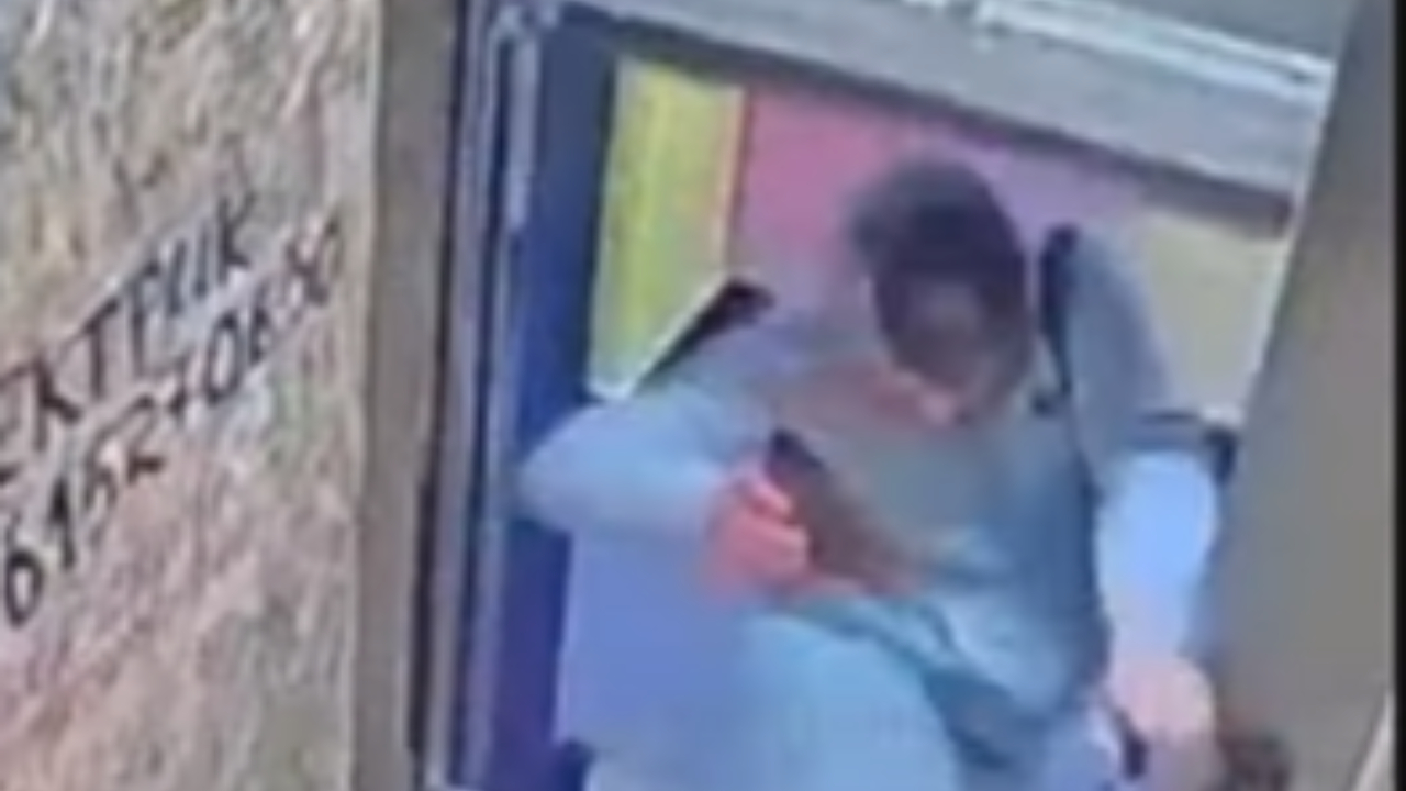 Na Rússia, elevador sofre falha e quase mata homem