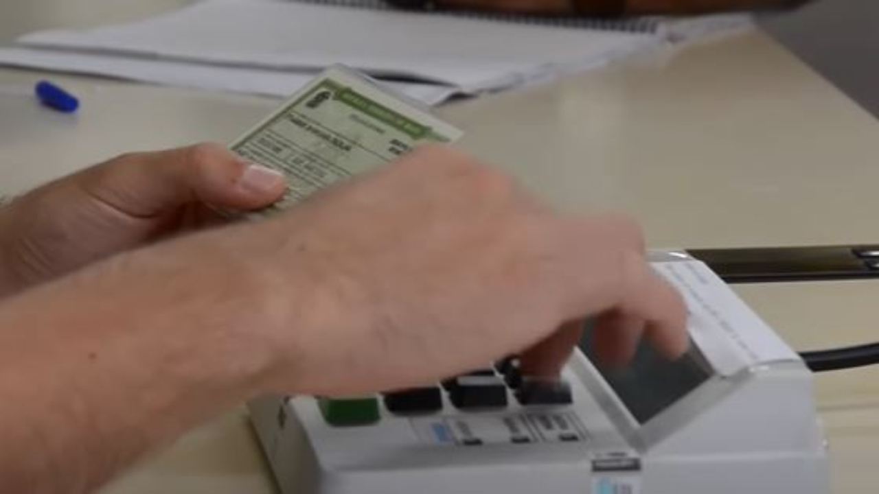 Mulher esconde documentos de sobrinho para ele votar em candidatos de sua preferência