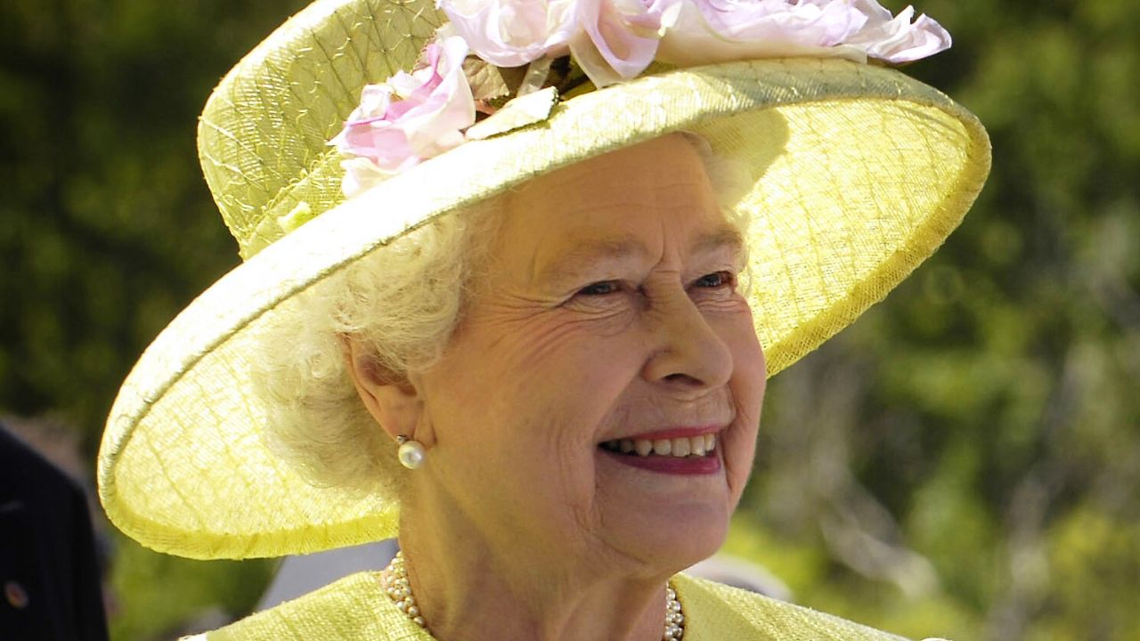 Rainha Elizabeth II coloca à venda gim feito com plantas do Palácio de Buckingham