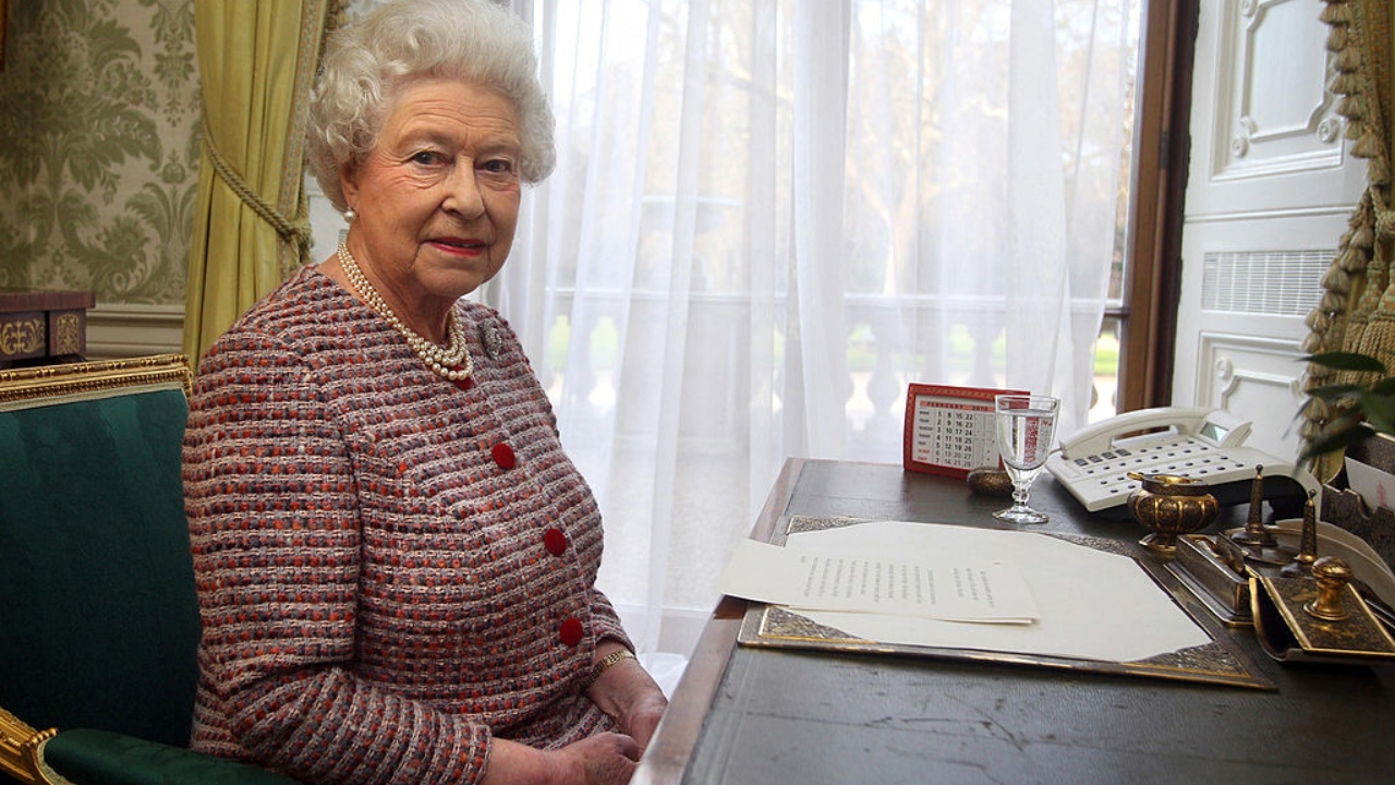Jovem que tentou matar Elizabeth II com uma besta é condenado à prisão