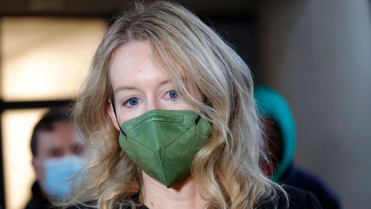 Apelidada de nova ‘Steve Jobs’: Elizabeth Holmes anuncia gravidez após sentença de 11 anos de prisão