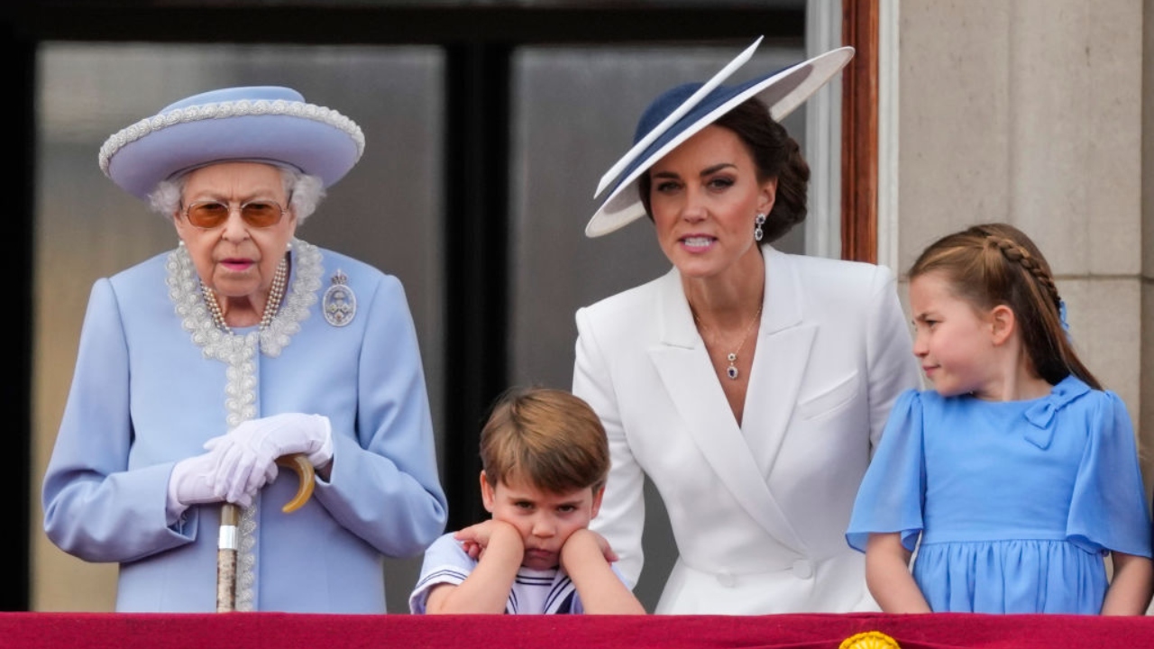 Com caretas, príncipe Louis rouba os holofotes no Jubileu de Elizabeth II