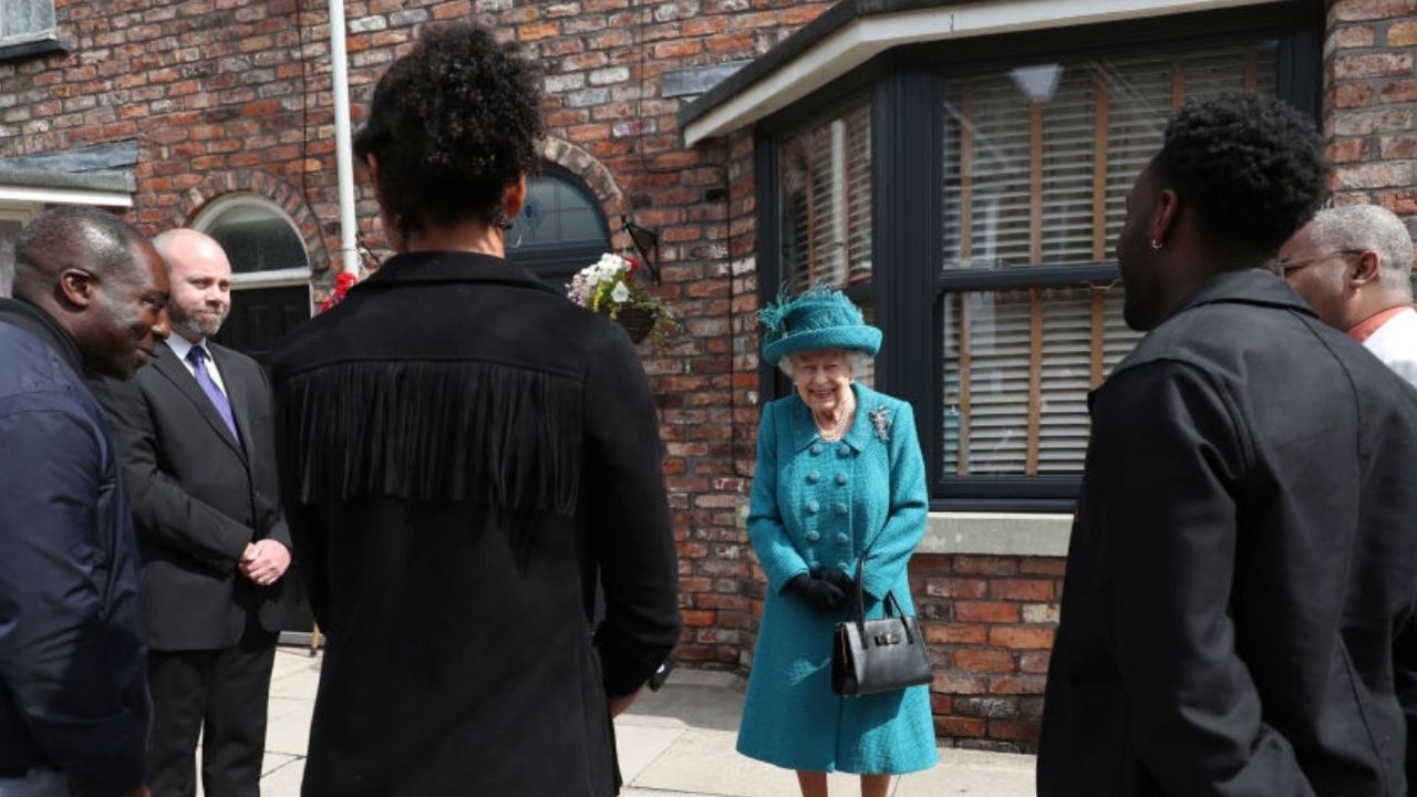 Imagens: Set de gravação de novela há mais tempo no ar recebe visita de rainha Elizabeth