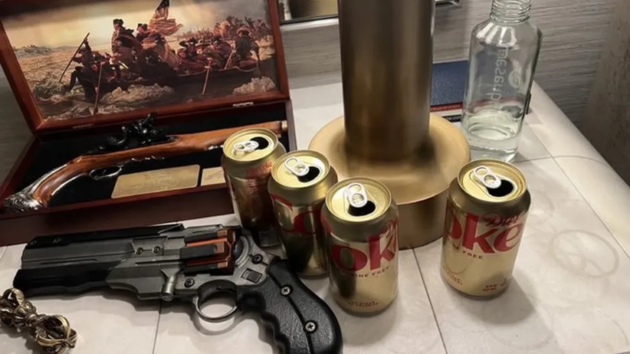 Mesa de cabeceira de Elon Musk tem armas e retrato de George Washington
