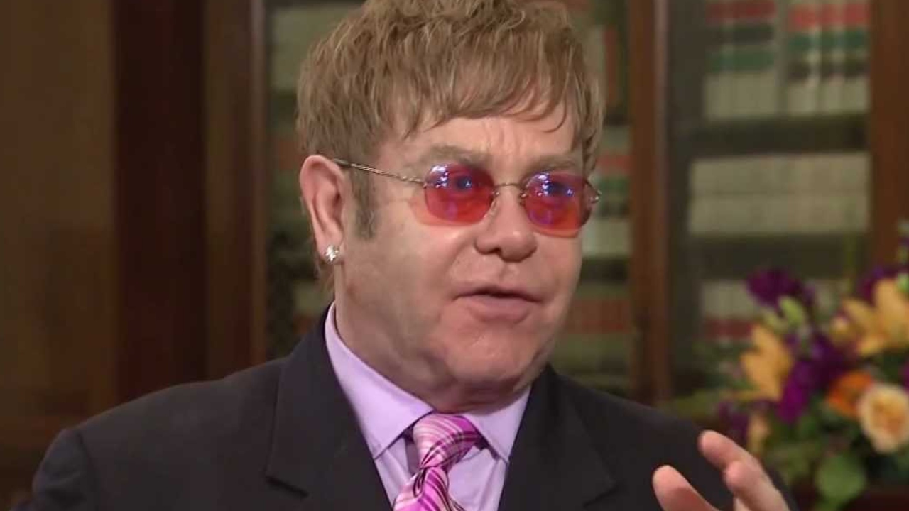 Elton John é levado às pressas para hospital após sofrer queda
