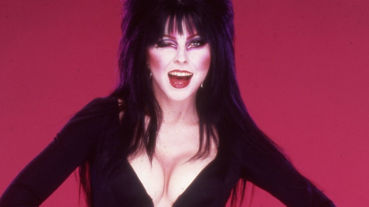 Atriz que viveu a eterna ‘Elvira, Rainha das Trevas’ revela romance duradouro com assistente mulher