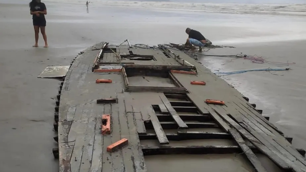 Em Bertioga, pedaço de embarcação que naufragou aparece em trecho de praia