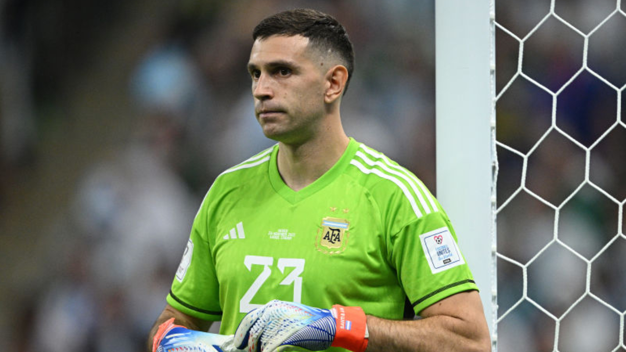 Martínez, goleiro da Argentina, tatua troféu da Copa em região especial do corpo