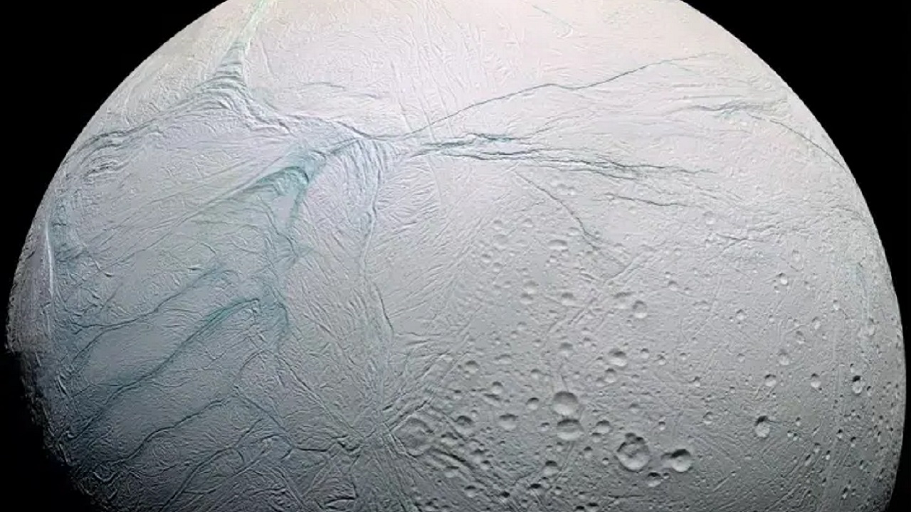 Elemento fundamental para a vida é encontrado em Encélado, lua de Saturno