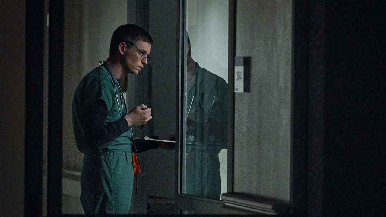 ‘O Enfermeiro da Noite’: O que é fato ou ficção no novo filme da Netflix?