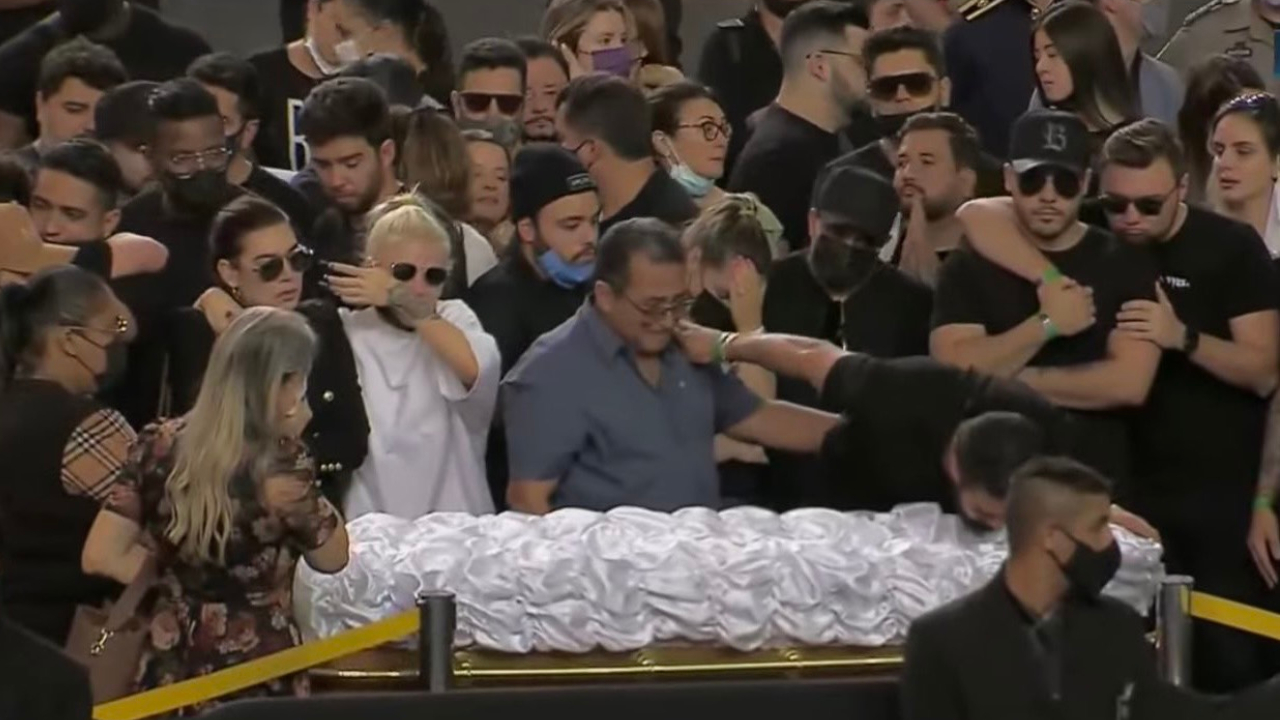 Marília Mendonça e tio são velados em cerimônia aberta ao público em Goiânia